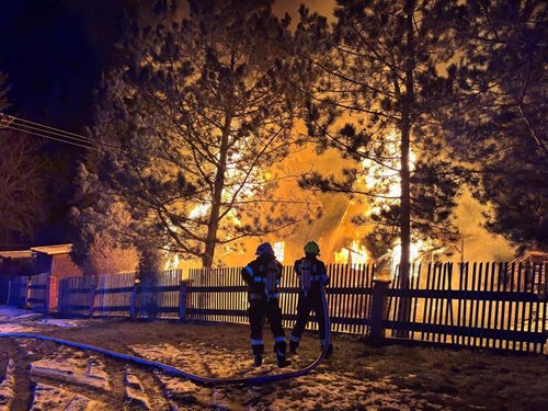 Noční požár chaty plně zaměstnal hasiče