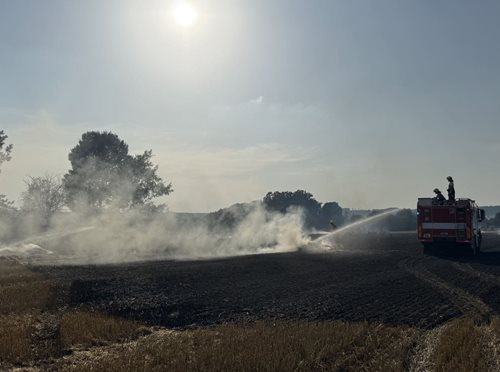 Požár pole na Děčínsku: Devět jednotek i pomoc z Německa, plameny se šířily od balíkovače slámy