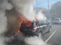 Plameny se z hořícího automobilu přenesly na další dvě vozidla
