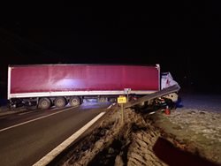 Vyprošťování kamionu blokujícího silnici v Ropici