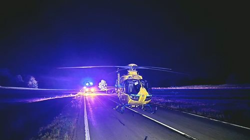 Rakousko požádalo o pomoc české záchranáře. Vrtulník vzlétl v noci k vážné nehodě