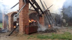 Požár zděné stodoly na okraji Fulneku od krbových kamen