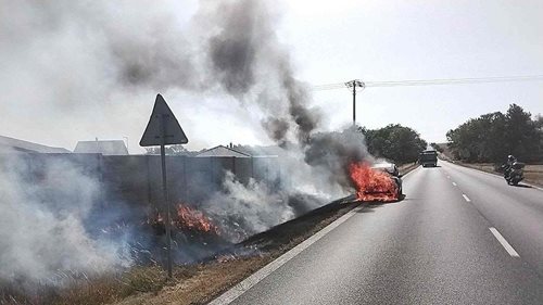 Z motoru auta šlehaly plameny. Požár se rozšířil i na okolní trávu
