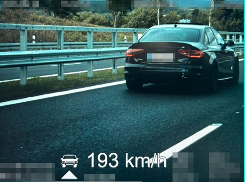 Řidič jel téměř 200 km/h, policisté mu okamžitě zadrželi řidičský průkaz