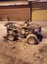 Hasiči likvidovali požáru osobního vozidla i čtyřkolky