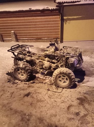 Hasiči likvidovali požáru osobního vozidla i čtyřkolky