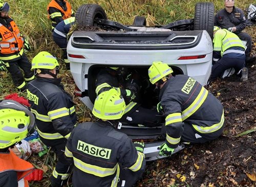 Auto se po nehodě převrátilo na střechu, hasiči vyprostili zraněného