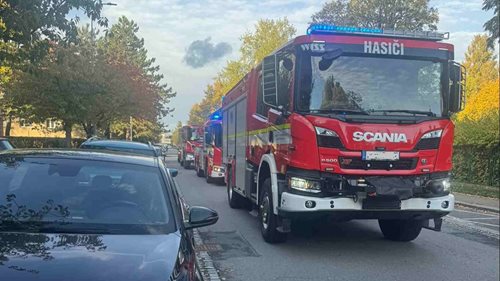 Zapomenuté jídlo na plotně vyvolalo požár ve výškové budově. Hasiči zasahovali ve třetím patře