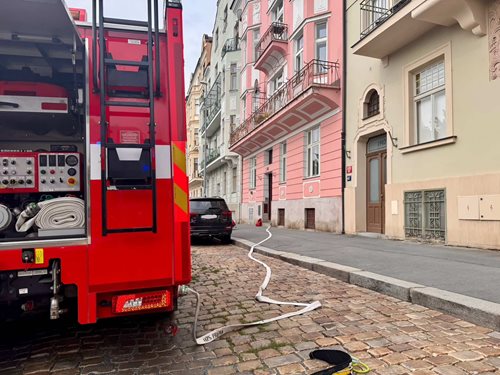 Požár v koupelně: Hasiči odvětrali dům, tři zranění