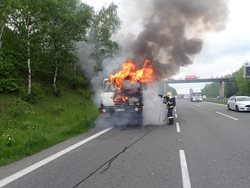 Na dálnici D5 u Rudné začal za jízdy hořet nákladní automobil