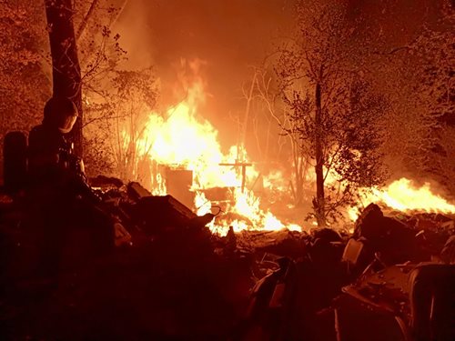 Požár zničil provizorní obydlí: Hasiči zasahovali v pražské Libni