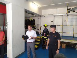 Druhý defibrilátor dostali od města hasiči z Uherského Hradiště 