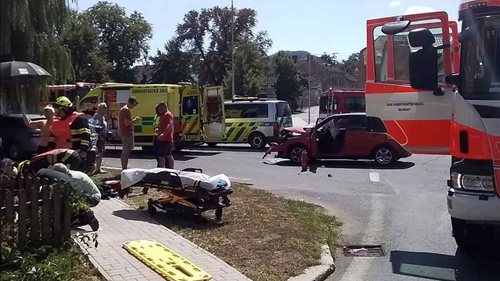 Motorkář se střetl s osobním autem. Zraněného převezli do nemocnice
