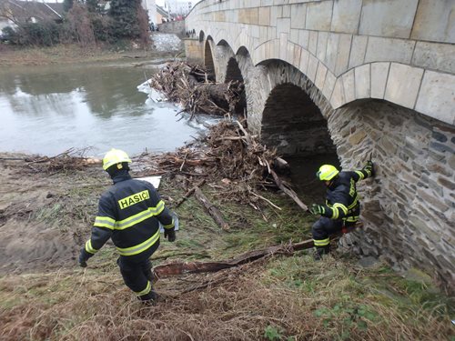 Hasiči odstranili v Litovli nebezpečnou hráz z naplavenin