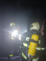 Večerní požár sklepního prostoru zaměstnal šest jednotek hasičů