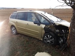 Nehoda osobního vozidla u Panské Lhoty