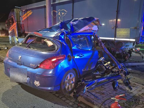 Tragická nehoda na Vsetínsku: Mladý řidič po nárazu do nákladního auta zemřel
