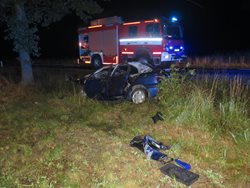 Osobní auto začalo po nehodě u Milevska hořet, zraněného řidiče zdravotníci transportovali letecky