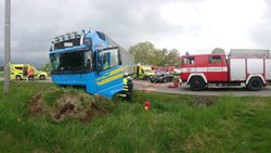 Střet dvou kamiónů a osobního auta u Velešína