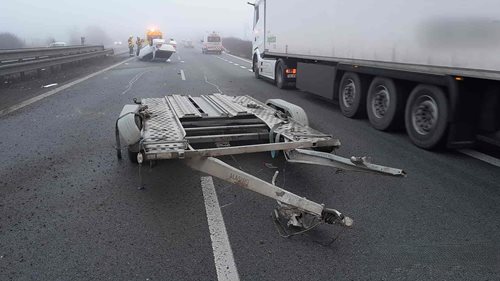 Ranní havárie s přívěsem ochromila dopravu, zásah zabránil vážným následkům
