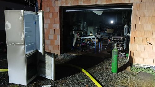 Vážná chyba při nočním požáru ohrozila okolní domy