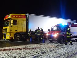 Po požáru nákladního automobilu u Věšína hasiči likvidovali velké množství nafty