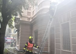V centru lázní začalo hořet v obchodě s oblečením