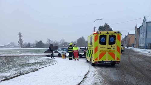 Série nehod na namrzlých silnicích: Řidiče zaskočila ledovka i unikající olej