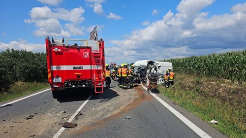 Vážná nehoda tří vozidel uzavřela silnici. Zraněného řidiče vyprostili hasiči