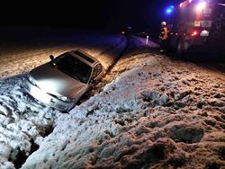 Hasiči pomohli řidiči v nesnázích