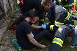 Desítky lidí zranily exploze a plameny