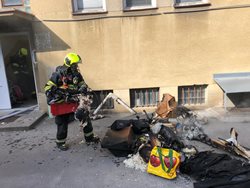 Požár v suterénu objektu v Praze 8 likvidovali profesionální i dobrovolní hasiči