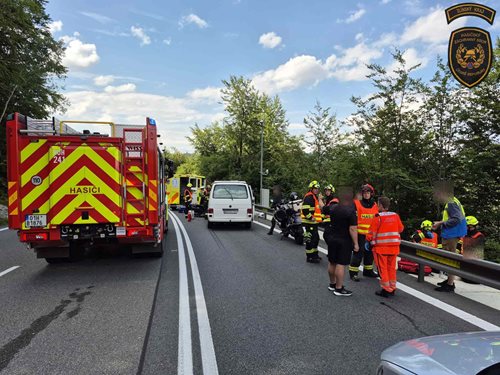 Motorkář zemřel po střetu tří vozidel v Buchlovských kopcích