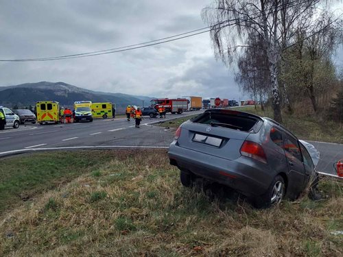 Srážka vozidel uzavřela důležitou silnici