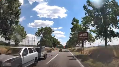 Špatně upevněný gauč narazil do policejního vozu. Nehoda mohla skončit tragédií