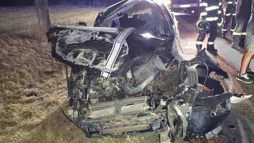 Tragédie na silnici. Po střetu dvou aut jedna osoba zemřela, další museli hasiči vyprošťovat