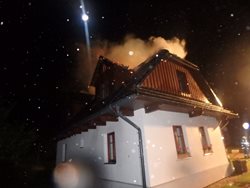 Požár roubenky po úderu blesku