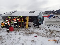 Dvě nehody autobusů zaměstnaly hasiče na Novojičínsku, k oběma zamířila i těžká vyprošťovací technika