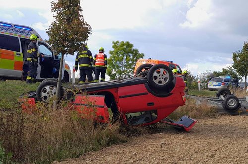 Vozidlo s přívěsným vozíkem skončilo po nehodě na střeše
