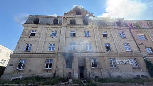 Požár opuštěného domu zaměstnal několik jednotek hasičů. Hořelo na více místech