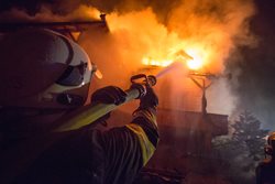 Na Frýdecko-Místecku shořel dřevěný penzion za 20 milionů korun.VIDEO
