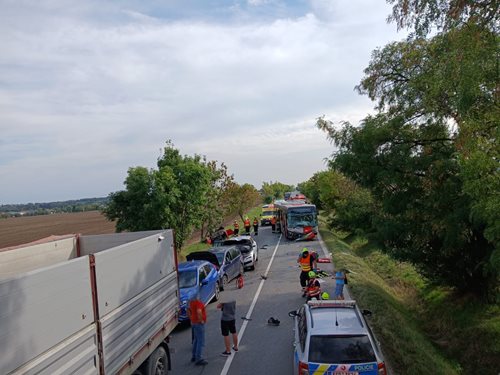Hromadná nehoda pěti aut a autobusu: Zraněný transportován vrtulníkem