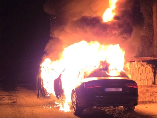 Noční požár osobního automobilu zaměstnal hasiče