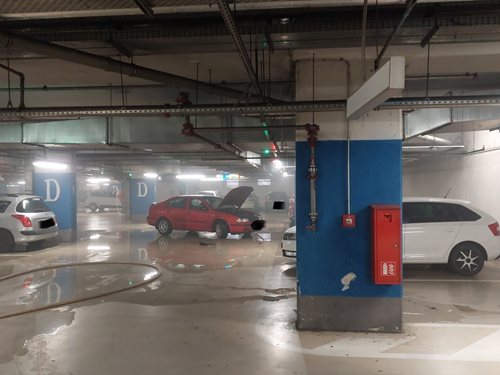 Požár auta v podzemním parkovišti si vyžádal zásah hasičů