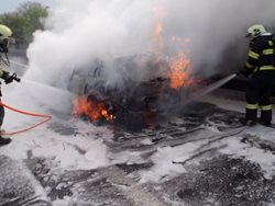 Na plzeňské dálnici u Rudné shořelo osobní auto
