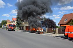 Požár zcela zničil starší osobní automobil v Kladně