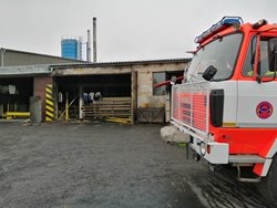 Požár haly na zpracování dřeva na Bruntálsku se škodou 20 milionů