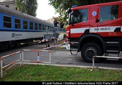 Pražští hasiči ze tří jednotek zasahovali u střetu osoby s vlakem v Praze 6