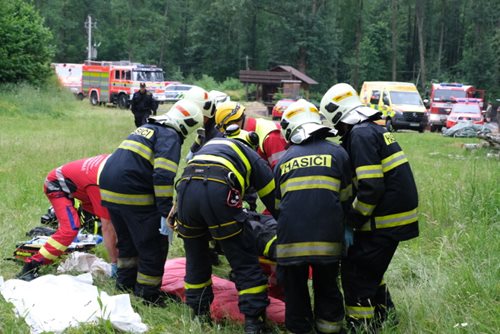 Hasiči zachraňovali na cvičení IZS tři muže na skále a v lese na Vítkovsku