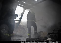 Blesk uhodil do střechy domu v pražských Horních Počernicích a zapálil podkroví